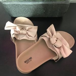 Women’s flat sandal